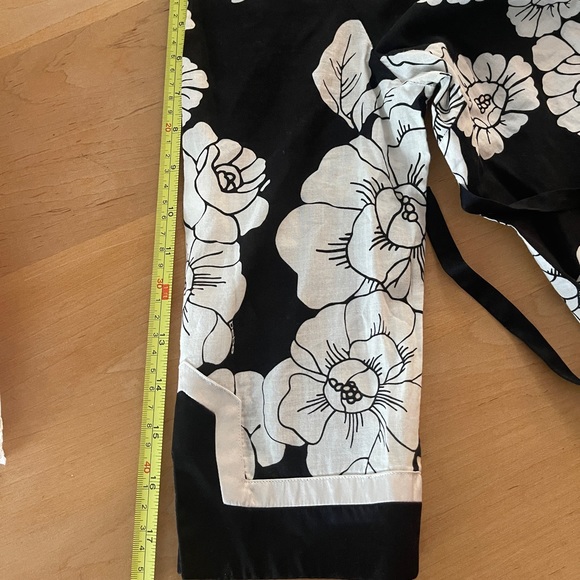 Bebe- Asian style Black and white flower cotton tunic. - Picture 8 of 10